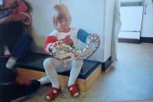 Mor holder en farlig slange i børnehaven