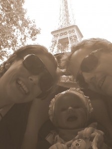 Den lille familie foran Eiffeltårnet