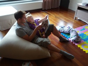 Far og Ida læser