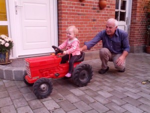 Morfar og ida leger med Traktor Tom