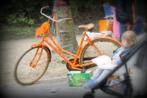 En meget orange cykel med små hvide kroner på