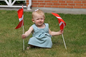 Ida hjalp også selv med at pynte op med flag i haven
