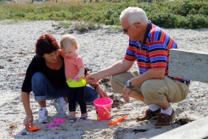 Ida, Farmor og Farfar leger i sandet