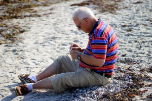 Farfar leger på stranden