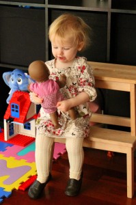 Ida med dukke Sally, som nu er på størrelse med Lillesøster 