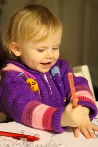 Ida elsker at tegne og kommer af og til hjem fra børnehaven med hele kunstværker på hænderne