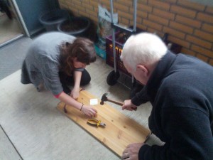Mor og Farfar bygger udendørs seng