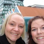 Marie og mor foran spacy hotel i Zaandam